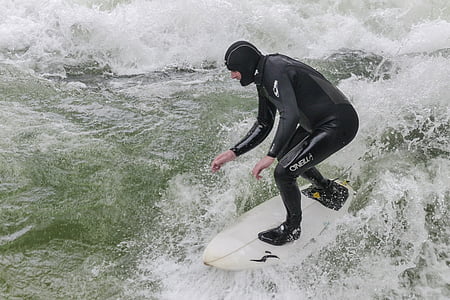 Arroyo del hielo, Eisbach, persona que practica surf, agua salvaje, agua que acomete, Munich, ciudad