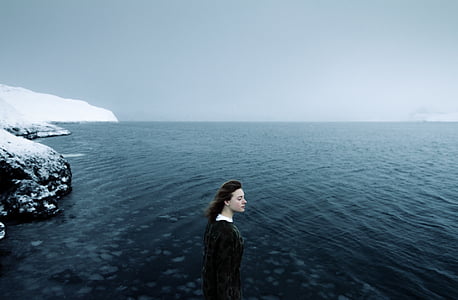 женщина, ношение, черный, платье, рядом с, океан, дневное время