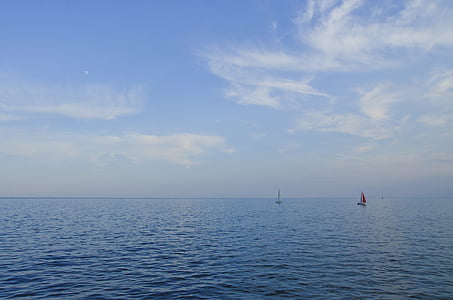 zwei, Segelboot, Ozean, Blau, Himmel, weiß, Wolken