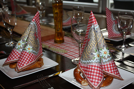 decoració de taula, quadres de vermell, blanc, tovallons, Oktoberfest, Festival, celebració, placa