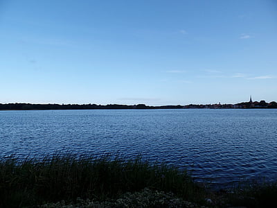 meste Nysted, Dánsko, more, Baltského mora, večernej oblohe, vody, pobrežie