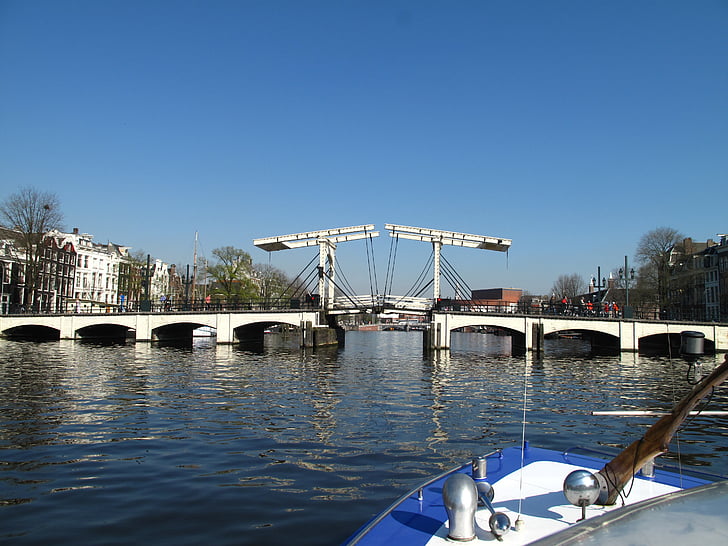 Amsterdam, šauru tiltu, kanāls
