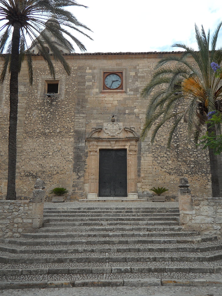 Algaidy, Mallorca, kostel, portál, hodiny, kamenité, fasáda