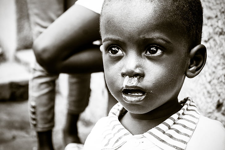 criança africana, malária, Ebola, abuso, desnutrição