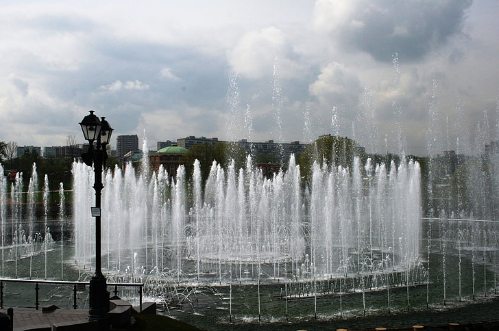 fountain, royal ponds, water, spouting, spraying, variating heights, clouds