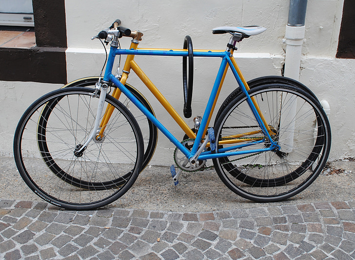 Fahrräder, zwei, Blau, gelb