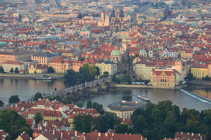 Praha, město, nábřeží Vltavy, řeka, krajina