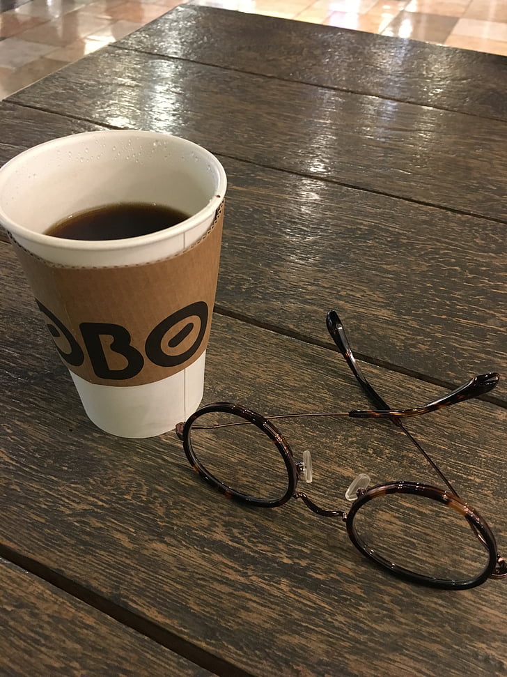 káva, brýle, přestávka
