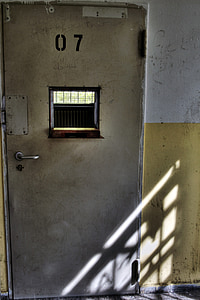 cárcel, célula, célula de la prisión, ala de la prisión, puerta de hierro