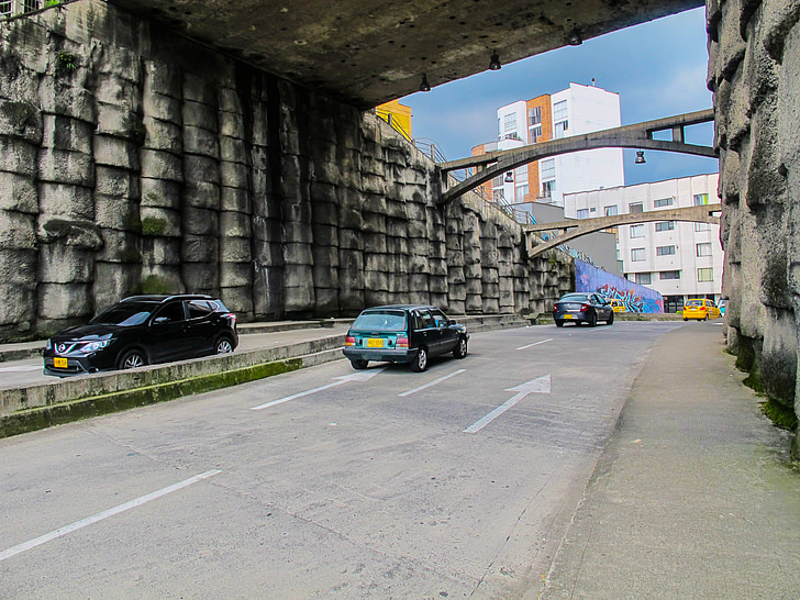мост, Манисалес, Автомобили