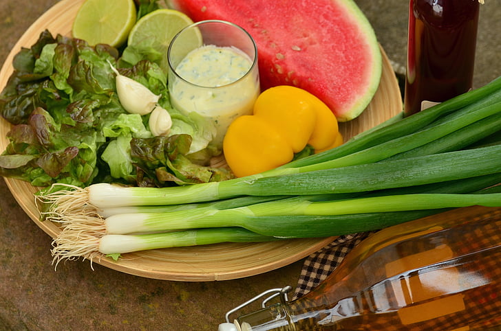 újhagyma, póréhagyma, saláta, Frisch, egészséges, vitaminok, vegyes saláta
