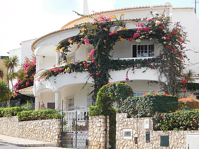 casa mediterránea, casa de vacaciones, Portugal, fachada, flores, edificio blanco, vista a la calle