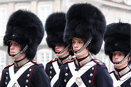 marchando, guarda real, troca da guarda, Palácio de Amalienborg, Copenhaga, Dinamarca, popular