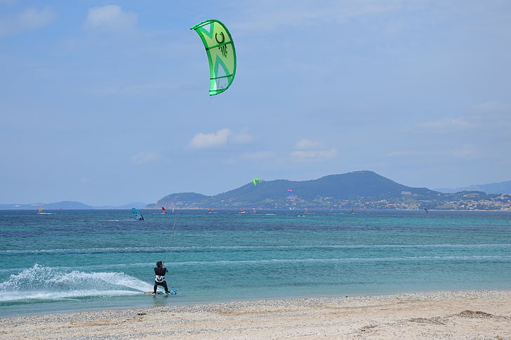 Kitesurfing, stranden, sjøen