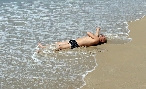atviegloti, vīrietis, relaksējoša, pludmale, jūra, viļņi, atpūta