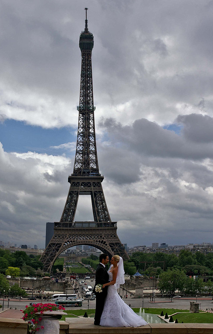 Paríž, Eiffelova veža, nevesta a ženích, oblaky