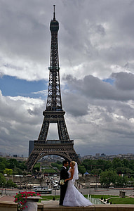 Párizs, Eiffel-torony, menyasszony és a vőlegény, felhők