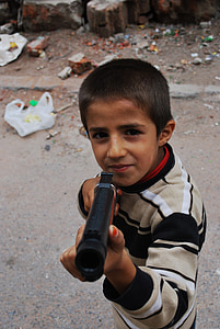 мальчик, пистолет, указывая, улыбаясь, Корзина, ребенок, Детские