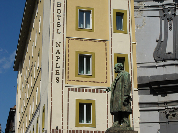 Ruggero bonghi, statula, Neapolis, tiesios, Corso umberto, Viešbutis Neapolio