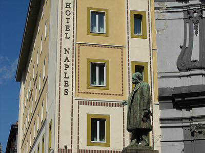 Ruggero bonghi, szobor, Nápoly, egyenes, Corso umberto, a Hotel Nápoly