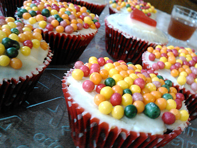 cupcakes, candy, cakes, cereal balls, pastry, cream, desserts