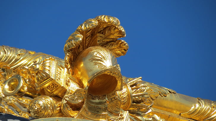 Versalles, dorado, cascos