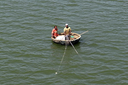 coracle, pesca, Dragnet, Río de Krishna, aguas estancadas, Karnataka, India