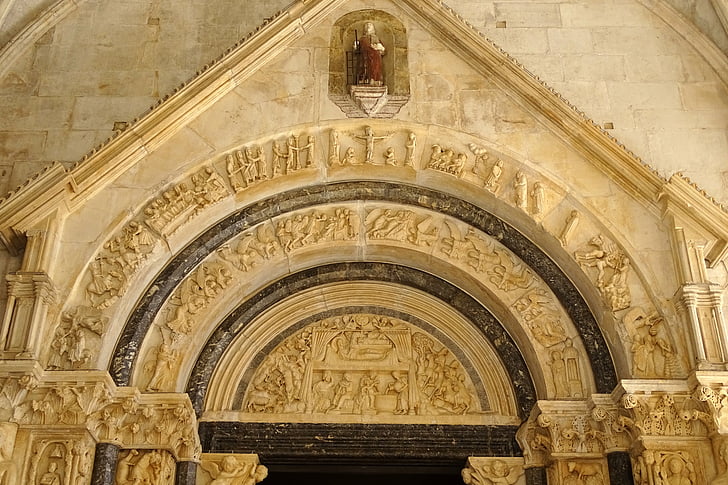 podloubí, Trogir, kostel, Rhaeto románské, náboženství, víra, budova