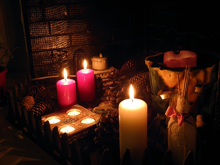 камина, свещи, кедрови ядки