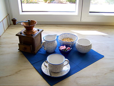 sininen ja valkoinen posliini esineitä, Antiikki kahvimylly, asetelma