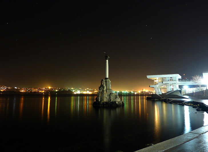 Sevastopol, Monument, scuttled laevad, Harbor, öö, valgustatud, peegeldus