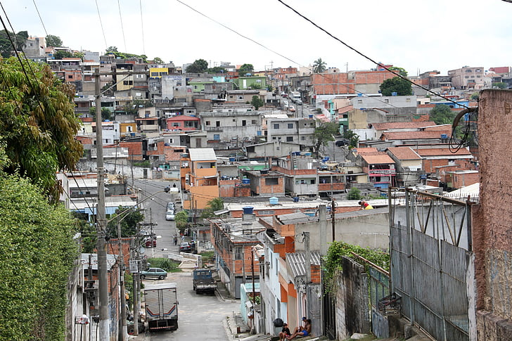 brasilianische Realität, Brazilien, Stadt Carapicuiba city, Favela, Slum, Straße ohne Bürgersteig, der echte Brasilien