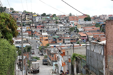 réalité brésilienne, Brésil, ville de carapicuiba city, favela, bidonville, aucun trottoir rue, le real brésilien