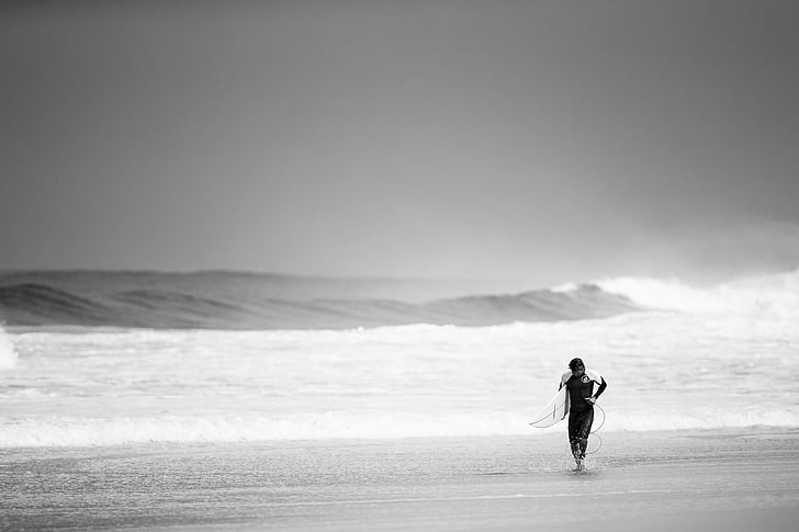 uomo, a piedi, spiaggia, indossa, nero, bagnato, tuta