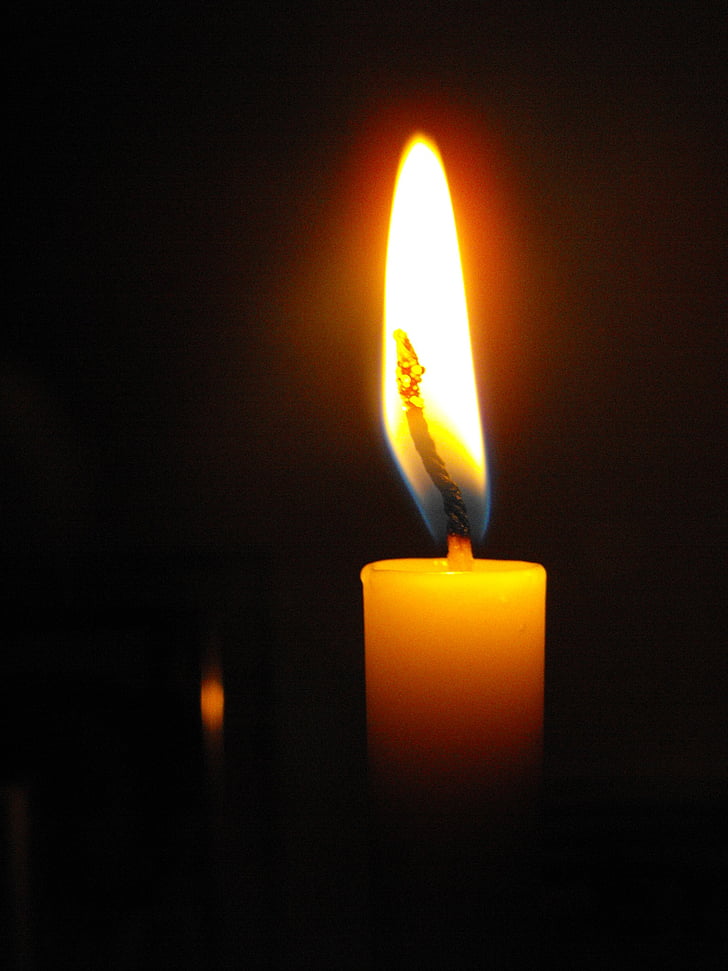svece, tumsā, sveču gaismā, gaisma