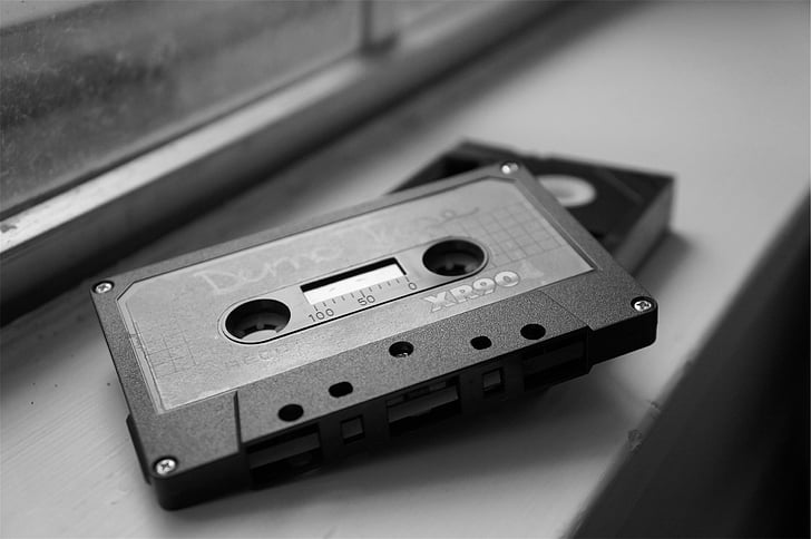 cassette, cerca de, ventana, cinta, audio, blanco y negro, pasado de moda