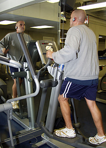 Fitnessraum, Fitness, Herz-Kreislauf-Übung, elliptische Fahrrad, Cardio-training, körperliche Verfassung, Kalorien verbrennen