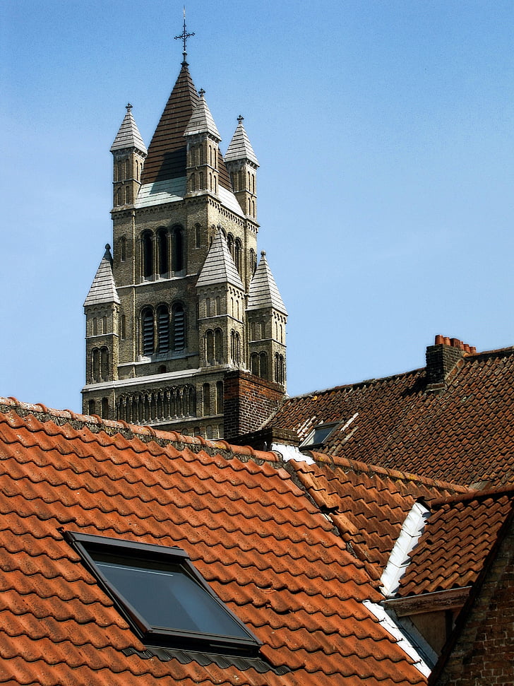 crkveni toranj, popločan krova, krov, krovni prozor, crjepovi, Bruges, Belgija