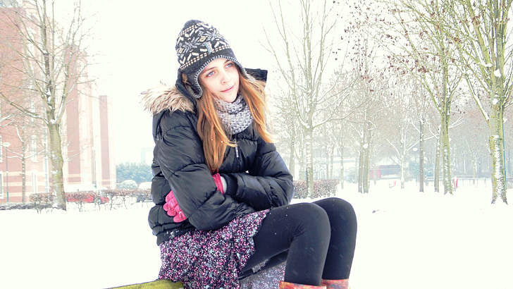 Tüdruk, külm, lumi, talvel, seelik, müts, lumine