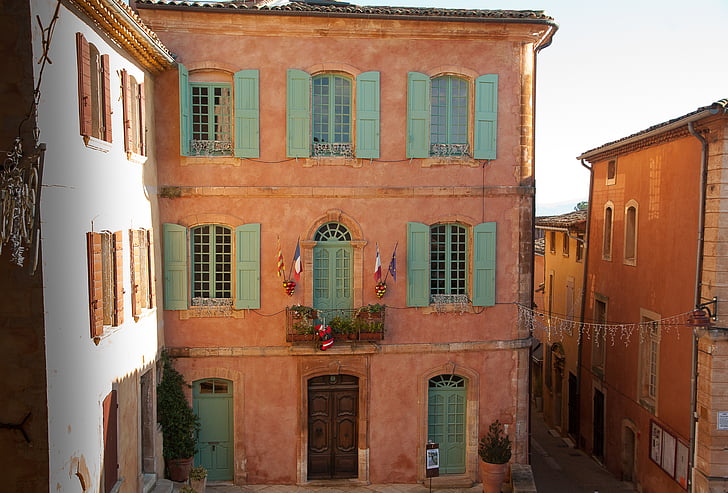 França, Roussillon, Lubéron, Câmara Municipal, fachadas, bandeiras, persianas