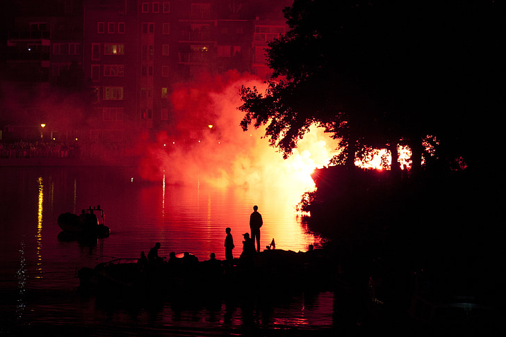 show pirotécnico, fogos de artifício, luz, público, festa, vermelho