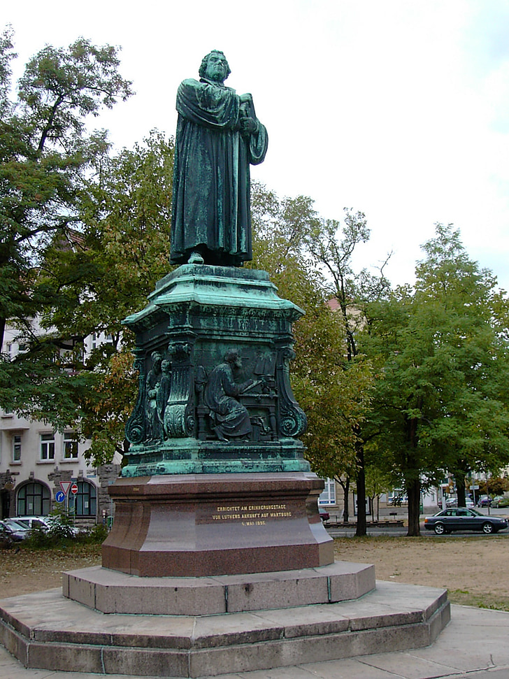 Martin luther, monument, stilstaand beeld, brons, gepolijste stenen base, Charles square, Eisenach