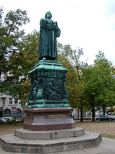 Martinas Liuteris, paminklas, Nejudantis vaizdas, bronzos, poliruoto akmens pagrindo, Charles aikštė, Eisenach