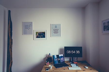 pokoj, kancelář, psací stůl, obrazovky, přenosný počítač, klávesnice, myš