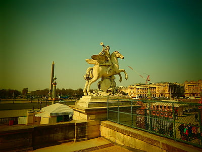 Paris, statue de, France