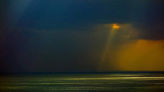 Odessa, pred dežjem, žarek sonca, vode, ni ljudi, narave, noč