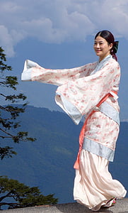 japonès, ballarí, plantejar, dona, jove, quimono, tradició