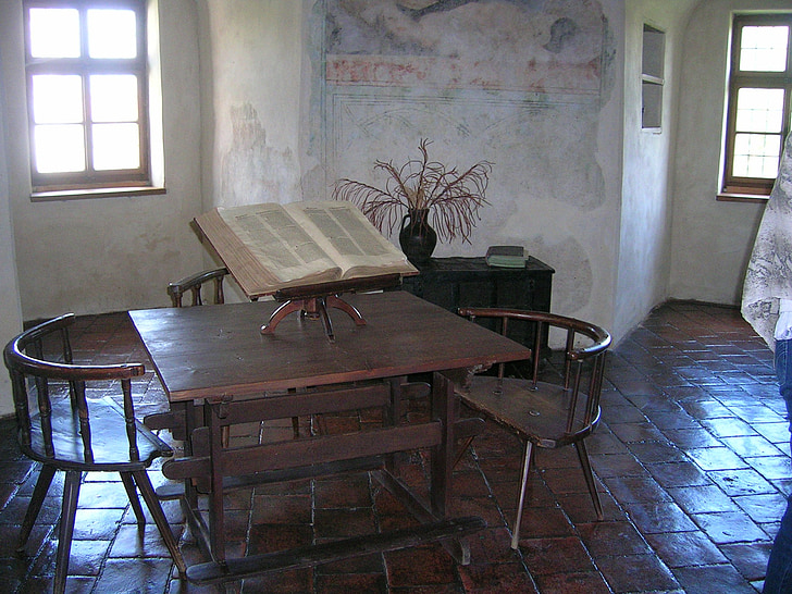 Κάστρο δωμάτιο, παλιά τραπέζια και καρέκλες, Αρχαία