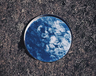 circulare, oglinda, reflectând, albastru, cer, nori, reflecţie