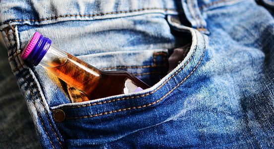 tasca, boccetta dell'anca, Brandy, Alcolisti, modelli di consumo di alcol, Jeans, alcol